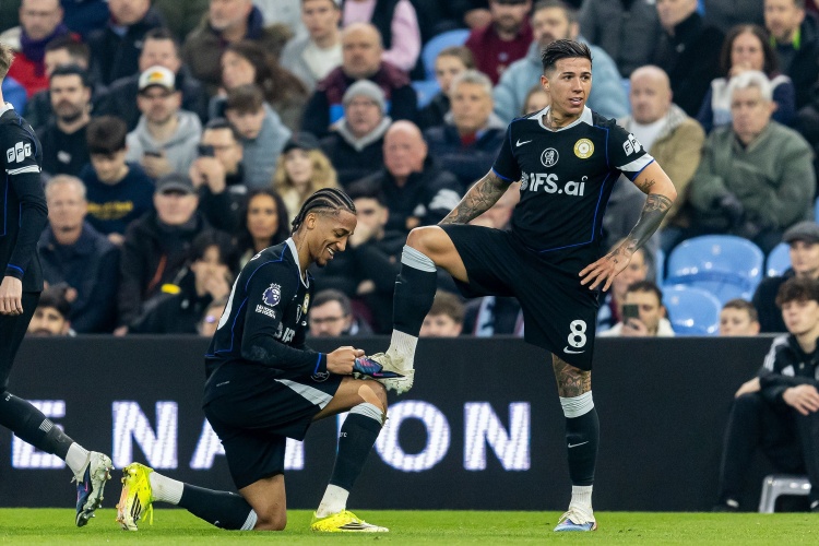 星空体育娱乐-阿巴连线！恩佐助攻佩德罗破门后，佩德罗送上擦鞋庆祝